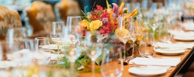 DB视讯社区互动中心配图 - 一群球迷在酒吧里观看比赛，气氛热烈