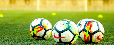 DB视讯官方网站首页大图 - 现代体育场馆鸟瞰图，灯光璀璨，观众席座无虚席