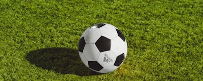 DB视讯直播中心实景图 - 多块高清屏幕同时播放不同体育赛事，画面清晰锐利