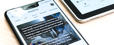 DB视讯新闻资讯中心配图 - 记者在赛场边进行报道，背景是激烈的比赛